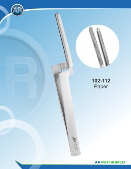 AR INSTRUMED Dental Articulating Paper Holder Plier besteht aus hochwertigem medizinischem Edelstahl mit polierter Oberfläche und bietet Langlebigkeit sowie Korrosionsbeständigkeit. Die geraden, geriffelten Backen halten Artikulationspapier sicher für eine präzise Positionierung. Der ergonomische, pinzettenartige und rutschfeste Griff sorgt für Komfort, sicheren Halt und reduziert die Handermüdung. Rostfrei, sterilisierbar und zertifiziert nach ISO, FDA, CE und MDR.