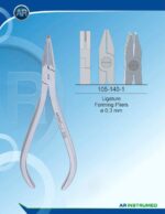 AR INSTRUMED Dental Vertical Notch Forming Plier ist ein hochwertiges kieferorthopädisches Instrument aus Edelstahl mit polierter Oberfläche. Die Lochstanz-Spitze ermöglicht präzise V-förmige Drahtbiegungen und exakte Notch-Formationen. Die glatten Kanten sorgen für Genauigkeit bei der Anwendung, während der ergonomische, rutschfeste Griff sicheren Halt, gute Kontrolle und hohen Komfort bietet und somit effiziente sowie zuverlässige kieferorthopädische Behandlungen unterstützt.